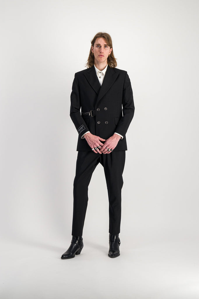 Made-to-measure black suit for men: Elegance and customization